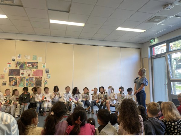 Groep 3 van de Titus Brandsmaschool in the spotlights Groep 3 van de Titus Brandsmaschool in the spotlights